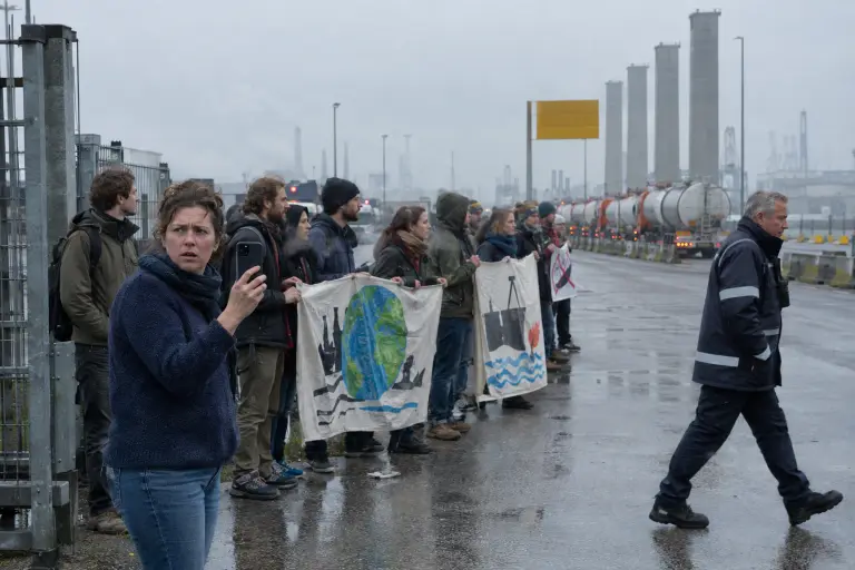 Protestors and residents at the Maasvlakte entrance, Rotterdam, on 22 September. The demonstration coincided with a control‑system anomaly that almost allowed a rapid CO2 release.