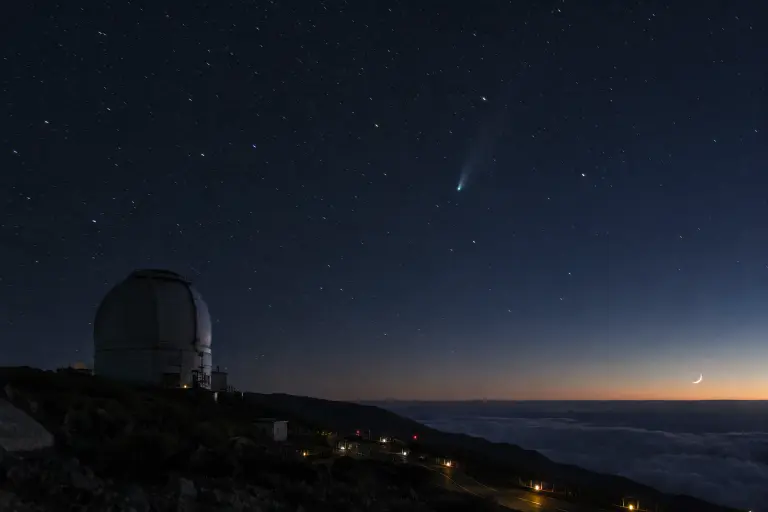 Comet 2026 QY8 captured by the Cumbre de la Niebla Survey Array, La Palma, 21 September 2026; the condensed nucleus and short dust tail are visible as astronomers refined the object's orbit.