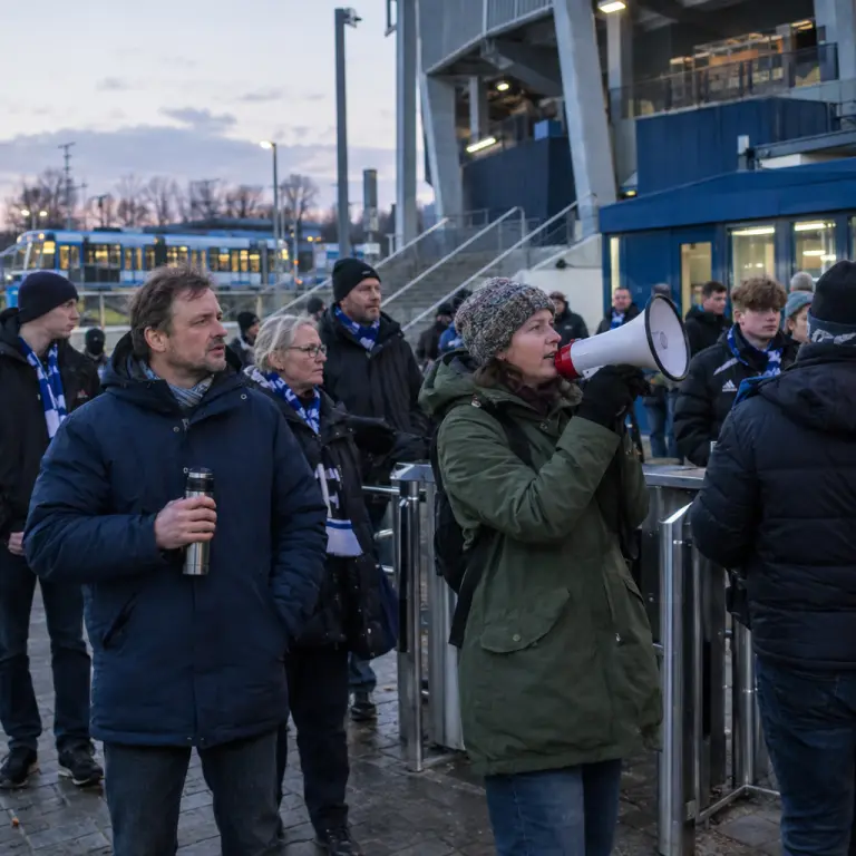 Pickets outside Nordlicht Stadion, Bremen, where fans and staff gathered on 19 September.