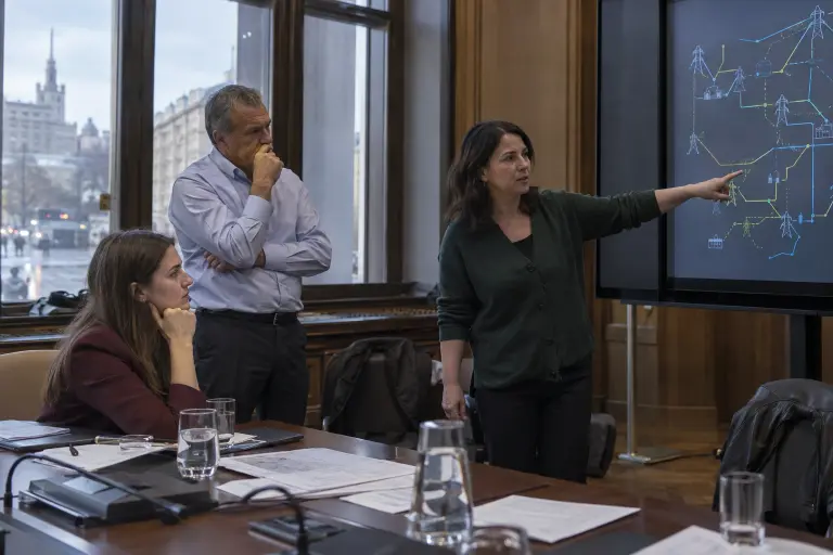 A witness presents the grid-isolation test during a public hearing in Kyiv on 23 September.
