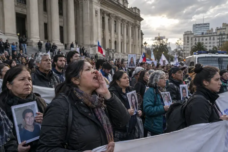 Relatives and patients protest outside the Ministry of Public Health in Santiago after leaked files tied a state antibiotic contract to toxic contamination.