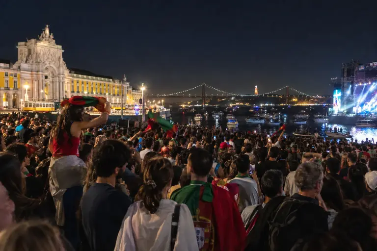 Crowds fill Praça do Comércio and the Tagus riverfront during the surprise Nocturna Live concert, Lisbon, 20 September.
