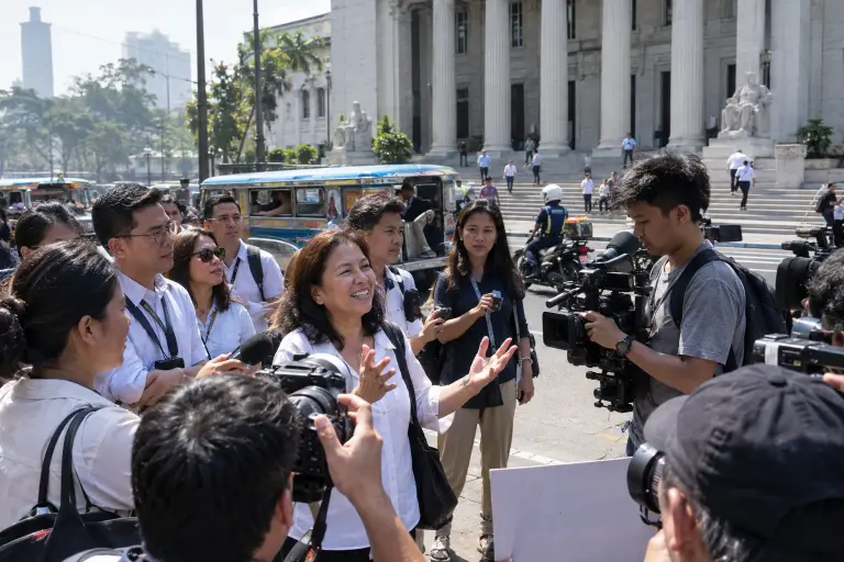 Journalists and plaintiffs celebrate outside the Supreme Court on Padre Faura Street after the court issued a temporary block on the media‑accreditation order. Photo: Benno Linke