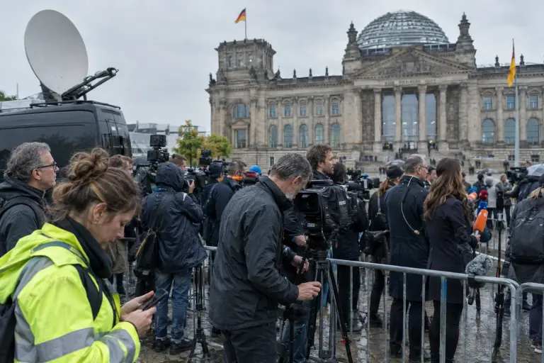 Journalists gather outside the Reichstag before the Committee on Media Accountability hearing into the Federal Information Office, Berlin, 21 September 2026.